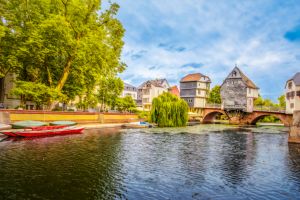Blick über den Mühlenteich auf die Rükseite der Brückenhäuser