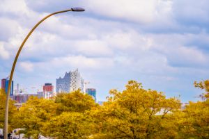 Die Elbphilharmonie aus Richtung Fischmarkt.