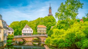 Panoramablick über den Mühlenteich auf die Brückenhäuser.