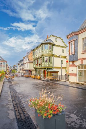 Eine lange Belichtungszeit lässt Passanten wie von Zauberhand verschwinden, "out of cam" und ganz ohne KI.