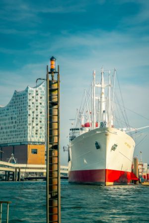 Das Museumsschiff Cap San Diego und die Elbphilharmonie.