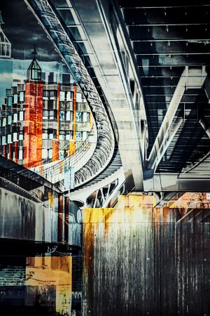 Unter der Straßenbrücke am Baumwall.