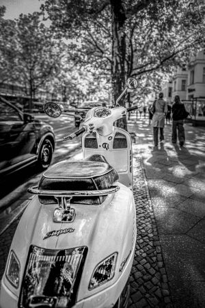 Ein Motorroller am Kuhdamm in Berlin