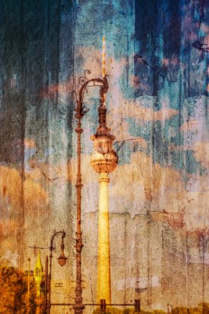 Blick auf den Berliner Fernsehturm. Durch die Überlagerung mit mehreren Strukturen wirkt das Foto wie eine Wandmalerei. Die gezielte Nutzung einer Betonstruktur soll an die Berliner Mauer erinnern.