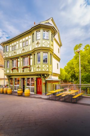 Das restaurierte Brückenhaus von rechts betrachtet.