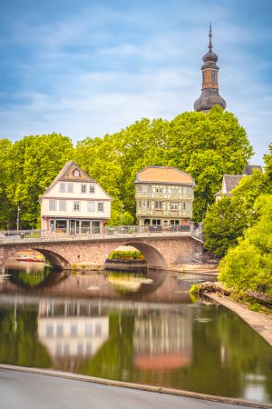 Blick über den Mühlenteich auf die alte Nahebrücke mit den Brückenhäuser.