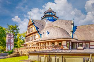Die "Rückseite" des Kurmittelhaus, links der historische Pumpenturm