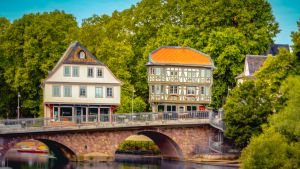 Die historischen Brückenhäuser, rechts das "neue" Brückenhaus.