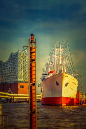 Das Museumsschiff Cap San Diego und die Elbphilharmonie.