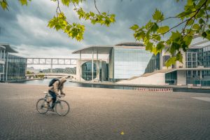 Radfahrer im Regierungsviertel.