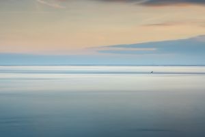 Die Nordsee bei Büsum. Die Boje rechts wirkt wie die Rückenflosse eines Hai.