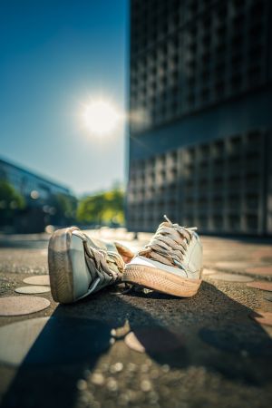 Ein vergessenes Paar Sneaker am Breidscheidplatz.