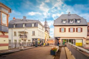 Blick auf das "Schenk Ebbes" und den "Dritte Welt Laden" auf der Nahebrücke.