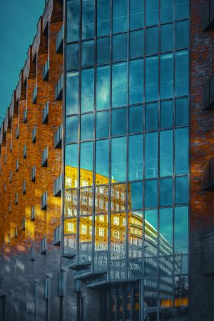 Spiegelungen in einer Glasfassade