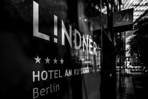 Der Eingangsbereich des Lindner Hotel am Kuhdamm.