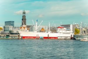 Blick auf die Cap San Diego und den Michel.