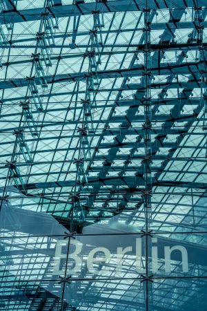 Glasfassade Eingangsbereich des Berliner Hauptbahnhof.