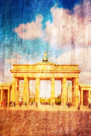 Blick auf das Brandenburger Tor in Berlin. Durch die Überlagerung mit mehreren Strukturen wirkt das Foto wie eine Wandmalerei. Die gezielte Nutzung einer Betonstruktur soll an die Berliner Mauer erinnern.